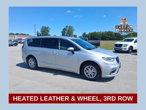 Used 2023 Chrysler Pacifica Touring-L FWD image 1