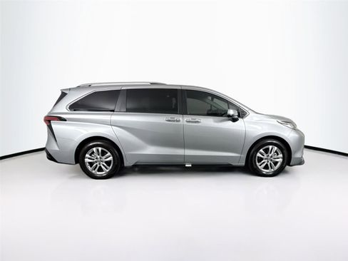 Used 2023 Toyota Sienna Limited FWD image 11
