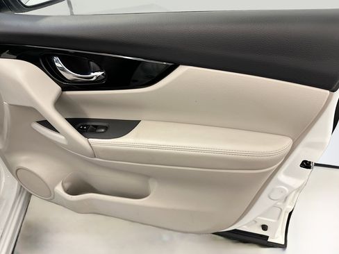 Used 2021 Nissan Rogue Sport SV w/ Technology Package image 32