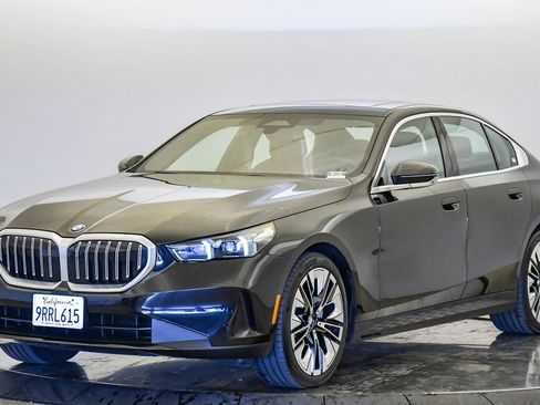 Used 2025 BMW 530i w/ Premium Package image 1