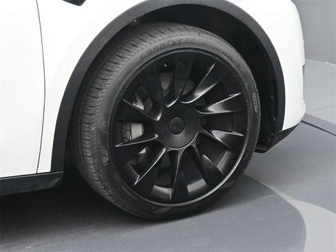 Used 2022 Tesla Model Y Long Range image 6