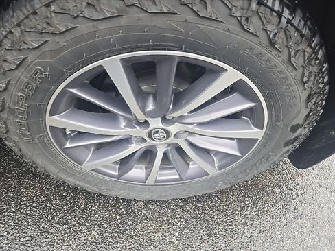 Used 2019 Toyota Highlander XLE AWD/4WD image 3