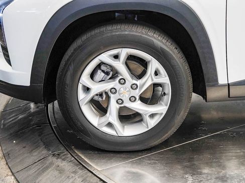 Used 2024 Chevrolet Trax LS w/ LS Convenience Package FWD image 9