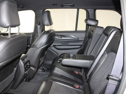 Used 2024 Jeep Grand Cherokee Altitude AWD/4WD image 18