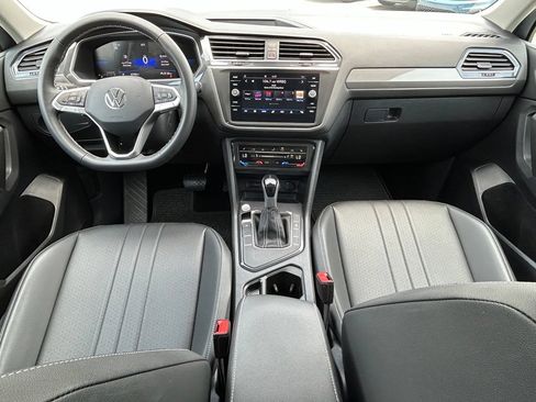 Used 2023 Volkswagen Tiguan SE w/ Panoramic Sunroof Package FWD image 11