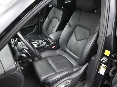 Certified 2025 Porsche Macan AWD/4WD image 10