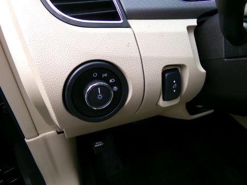 Used 2018 Ford Taurus SE image 12