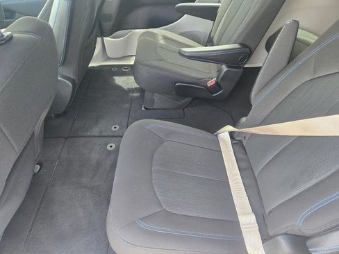 Used 2021 Chrysler Pacifica Touring FWD image 5