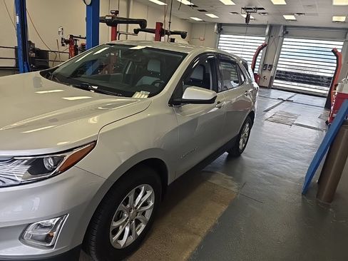 Used 2020 Chevrolet Equinox LT w/ Driver Convenience Package FWD image 2