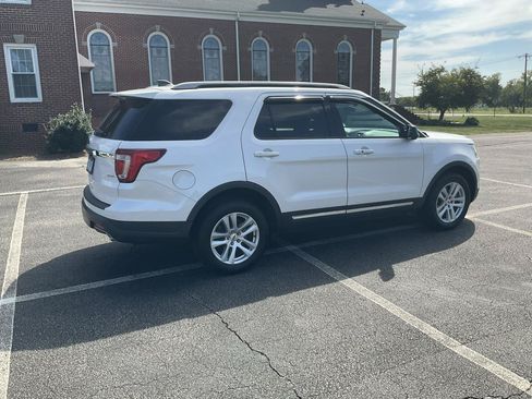 Used 2018 Ford Explorer XLT AWD/4WD image 5