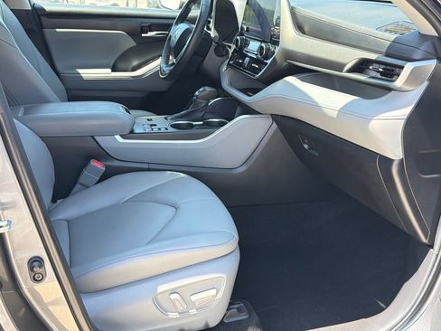 Used 2023 Toyota Highlander XLE AWD/4WD image 11