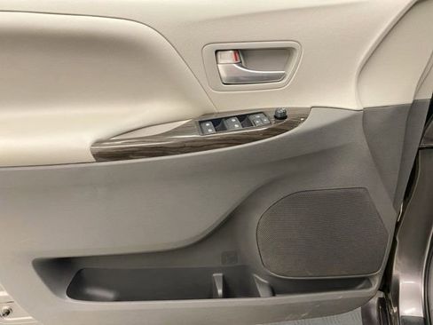 Used 2018 Toyota Sienna XLE w/ XLE Navigation Package image 17