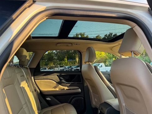 Used 2021 Lincoln Corsair AWD w/ Premium Package image 13