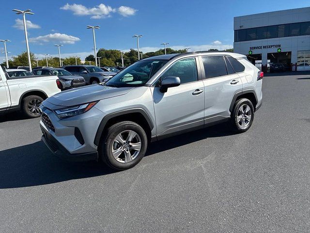 Used 2025 Toyota RAV4 XLE AWD/4WD image 19