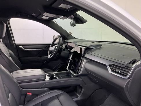 Used 2025 GMC Acadia Elevation w/ Elevation Premium Package AWD/4WD image 33