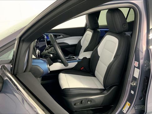Used 2025 Chevrolet Equinox EV LT FWD image 23