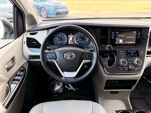 Used 2017 Toyota Sienna XLE Premium image 30