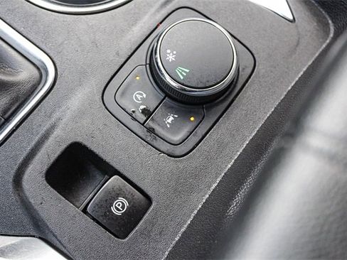 Used 2023 Chevrolet Traverse LT image 36