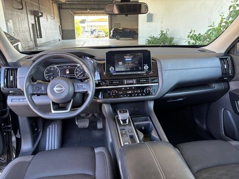 Used 2025 Nissan Pathfinder SV FWD image 35