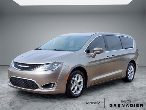 Used 2018 Chrysler Pacifica Touring Plus w/ Tire & Wheel Group image 3