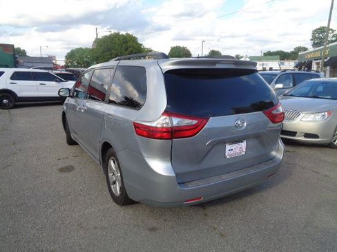 Used 2017 Toyota Sienna LE image 10