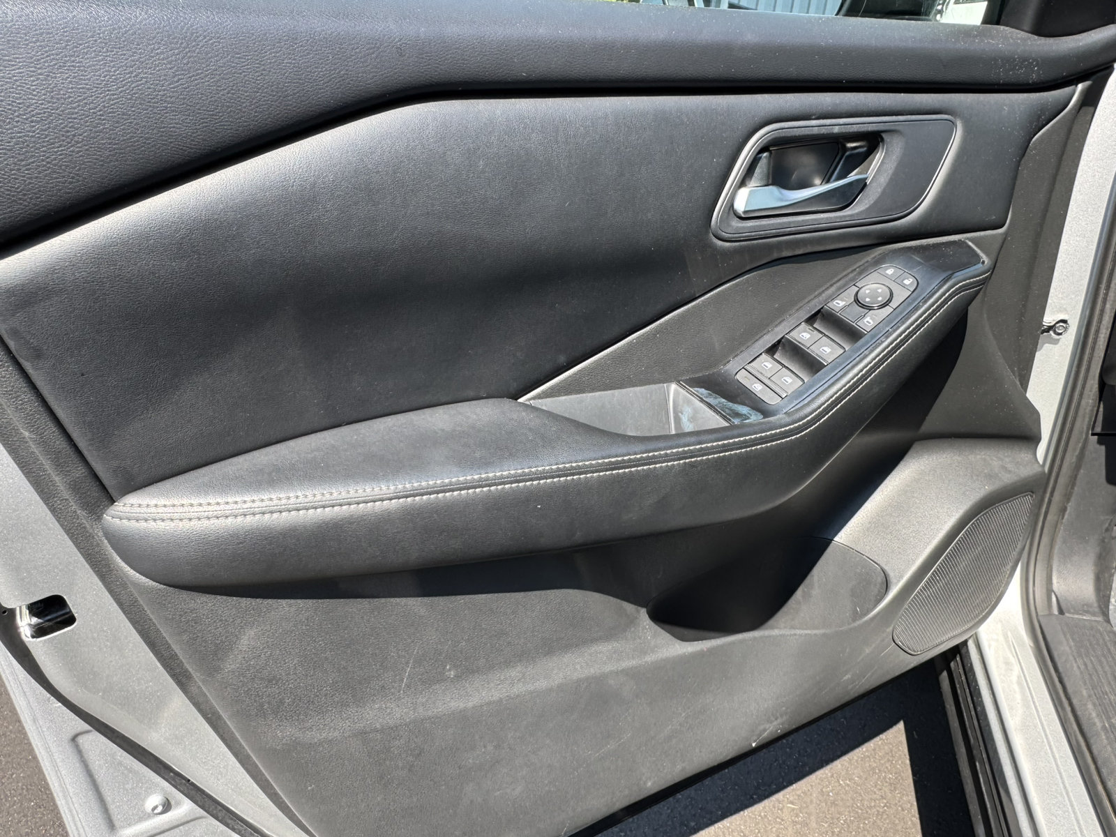 Used 2024 Nissan Rogue SV AWD/4WD image 11