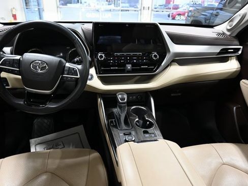 Used 2022 Toyota Highlander Platinum image 14