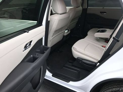 Used 2025 Nissan Pathfinder SL FWD image 28