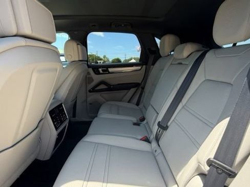 Used 2022 Porsche Cayenne Platinum Edition AWD/4WD image 17