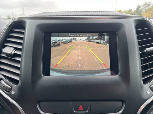 Used 2019 Jeep Cherokee Latitude w/ Popular Appearance Group image 15