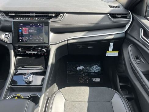 New 2025 Jeep Grand Cherokee L Altitude image 17