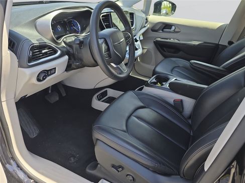Used 2024 Chrysler Pacifica Limited FWD image 10