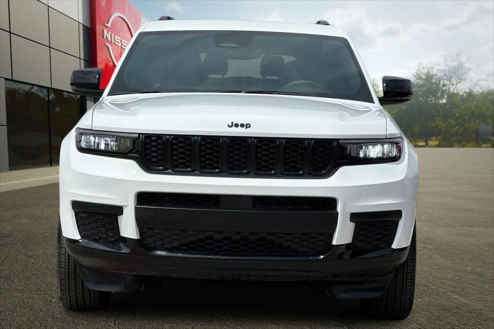 Used 2024 Jeep Grand Cherokee L Laredo RWD image 11