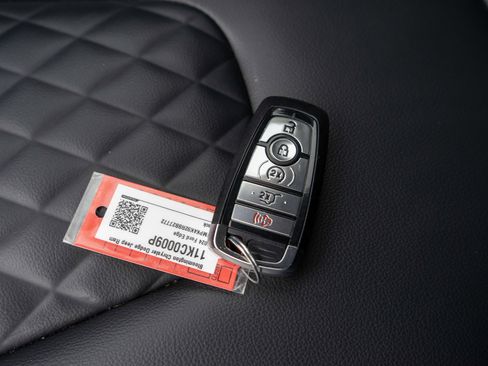 Used 2024 Ford Edge Titanium image 31