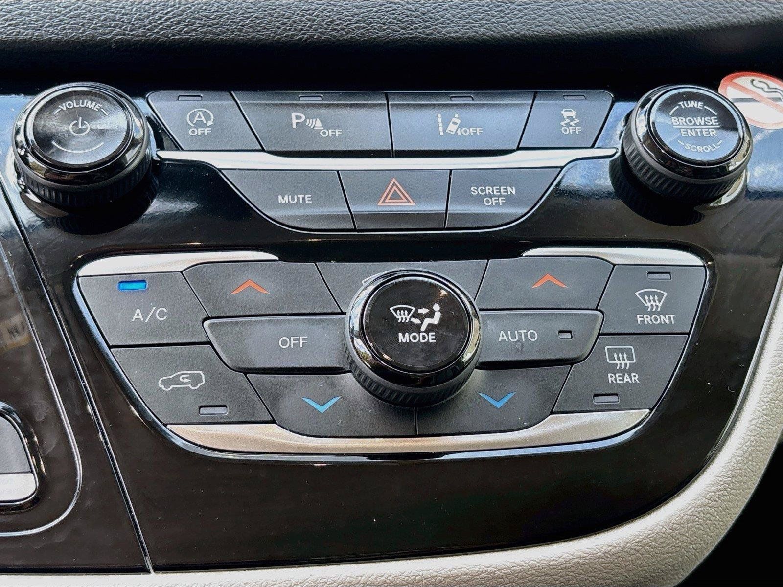 Used 2023 Chrysler Pacifica Touring-L FWD image 15