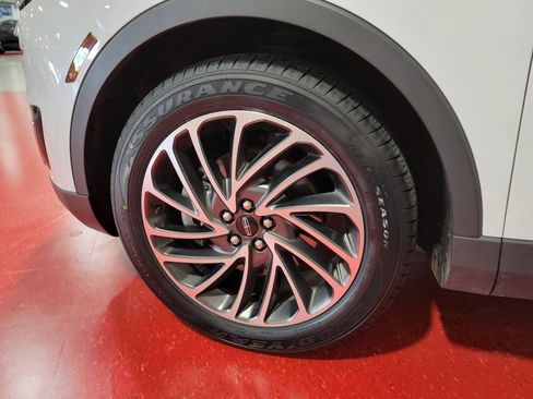 Used 2020 Lincoln Nautilus Reserve image 11