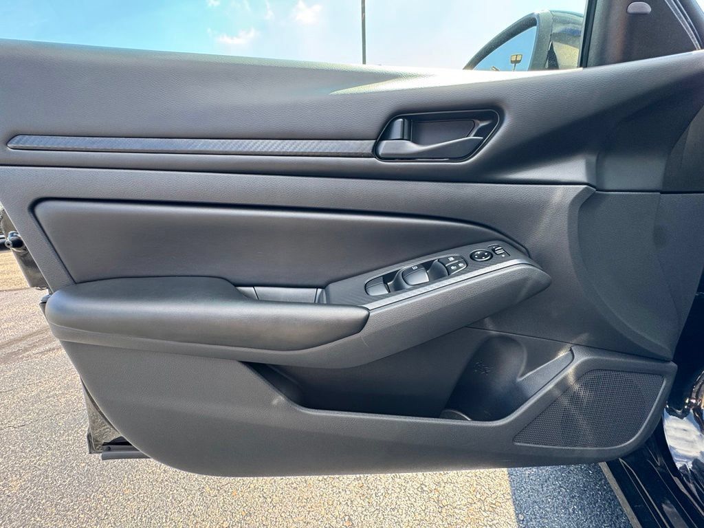 Used 2024 Nissan Altima 2.5 S FWD image 37