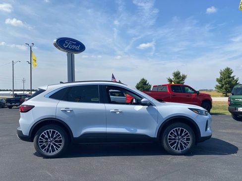 New 2025 Ford Escape SE w/ PHEV Premium Package FWD image 3