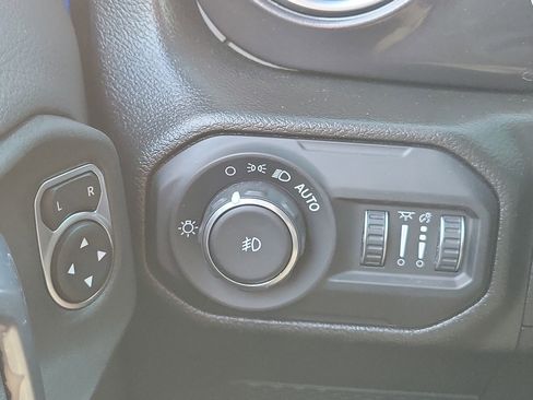 Used 2022 Jeep Wrangler Unlimited Sahara image 25