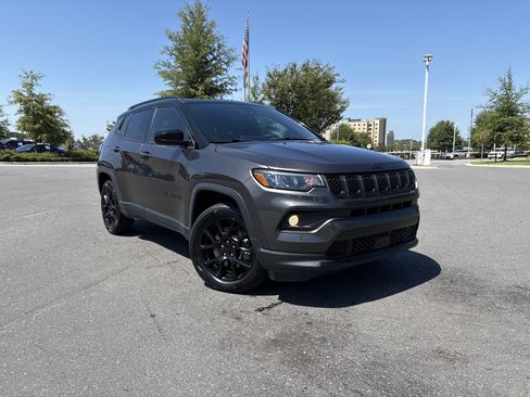 Used 2023 Jeep Compass Latitude w/ Sun and Sound Group AWD/4WD image 2