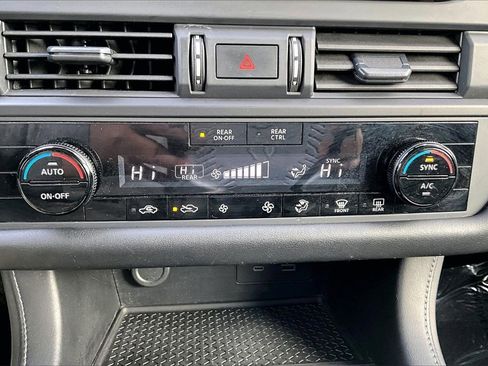 Used 2024 Nissan Pathfinder S image 13