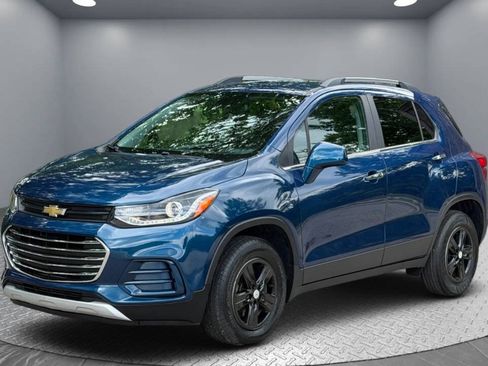 Used 2020 Chevrolet Trax LT w/ LT Convenience Package AWD/4WD image 3
