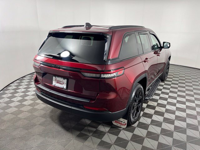 Used 2025 Jeep Grand Cherokee Altitude AWD/4WD image 7