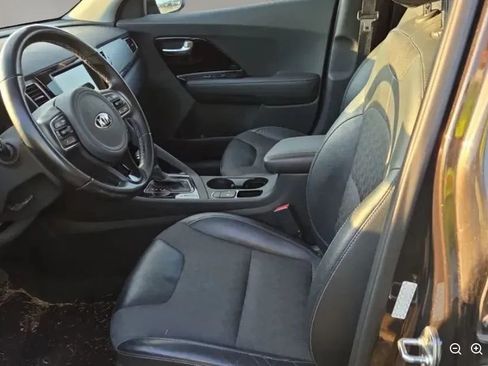 Used 2017 Kia Niro EX FWD image 4