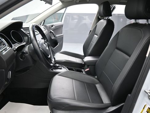 Used 2019 Volkswagen Tiguan SE w/ Panoramic Sunroof Package image 9