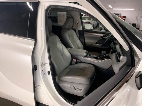 Used 2022 Toyota Highlander Limited image 9