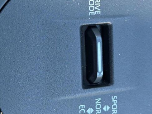 Used 2024 Toyota Highlander XLE FWD image 19