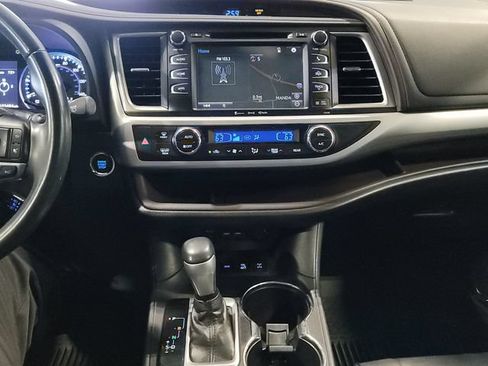 Used 2019 Toyota Highlander XLE AWD/4WD image 36