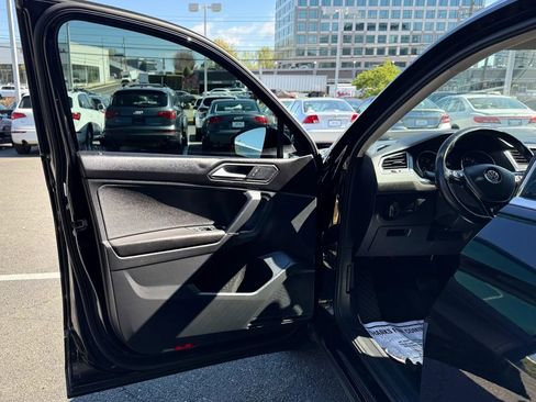 Used 2018 Volkswagen Tiguan SE image 9