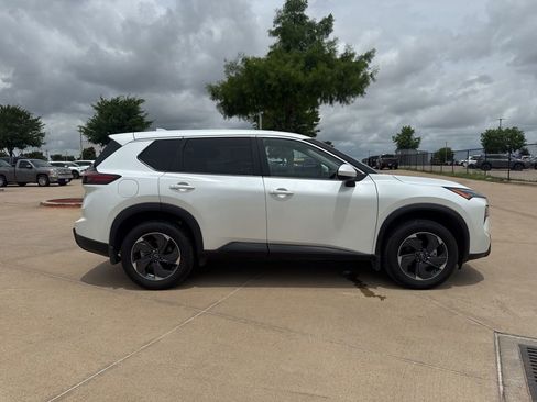 Certified 2025 Nissan Rogue SV FWD image 6